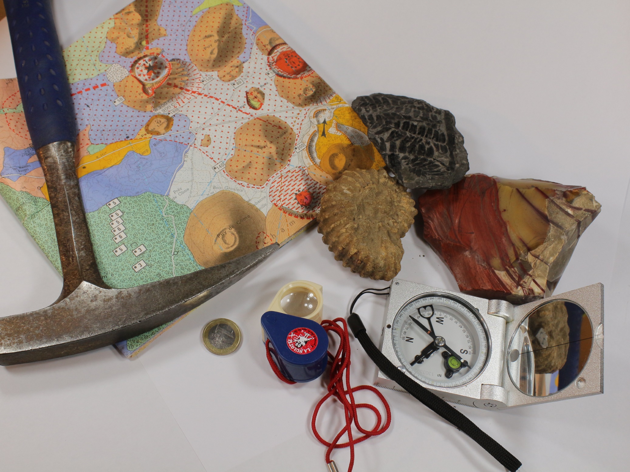 Les outils du géologue sur le terrain